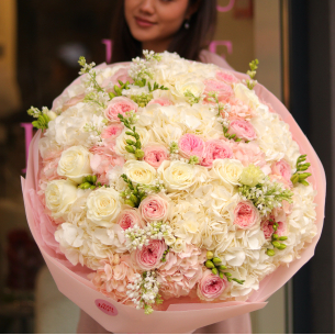 BOUQUET 250 Букет з гортензіями, фрезією, бузком та піоновидними трояндами 