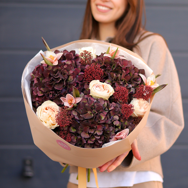 BOUQUET 116 Букет з гортензій, піоновидних троянд, тюльпанів та скімії