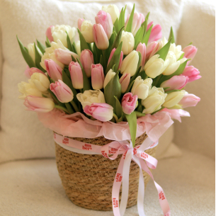 FLOWER BOX 54 Композиція в кошику зі 75 тюльпанів
