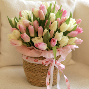 FLOWER BOX 54 Arrangement in a basket of 75 tulips