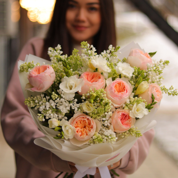 Букет з піоновидних троянд Juliet, бузку та фрезії BOUQUET 09