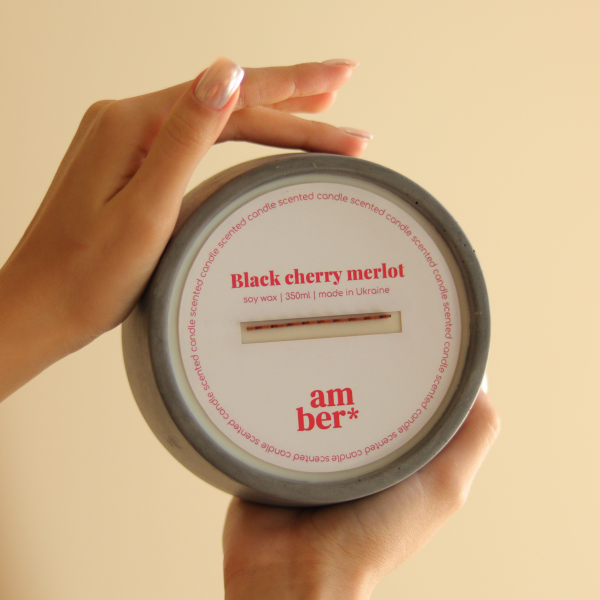 Scented soy candle BLACK CHERRY MERLOT . The volume is 350 ml CANDLE 37