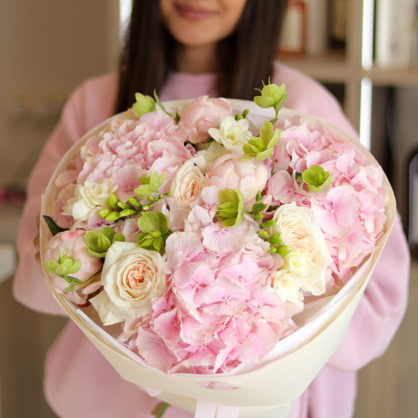 Букет з півоніями, гортензіями та хелеборусом BOUQUET 104 Букет з півоніями, гортензіями та хелеборусом BOUQUET 104