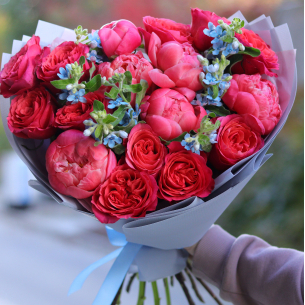 BOUQUET 141 Bouquet with peony roses, peonies and occipitalum