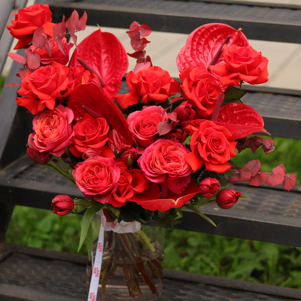 Вогняний красень з трояндами, антуріумами та тюльпанами BOUQUET 175
