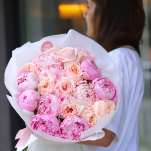 BOUQUET 186 Букет з півоніями та піоновидними трояндами