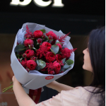 Букет з піоновидної троянди Red piano, астильби та евкаліпту BOUQUET 202