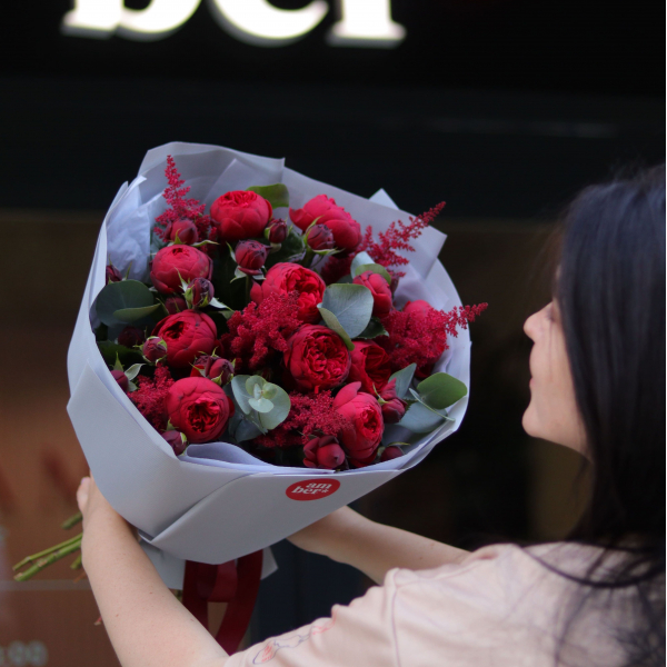Букет з піоновидної троянди Red piano, астильби та евкаліпту BOUQUET 202