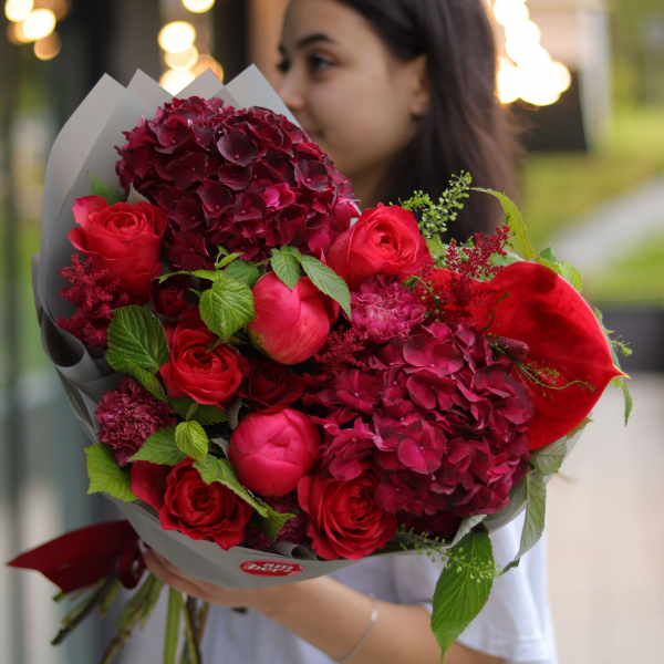 Букет з гортензіями, півоніями, антуріумом та діантусами BOUQUET 196