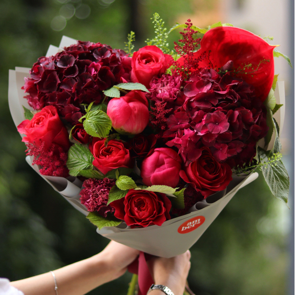 Bouquet with hydrangeas, peonies, anthurium and dianthus BOUQUET 196