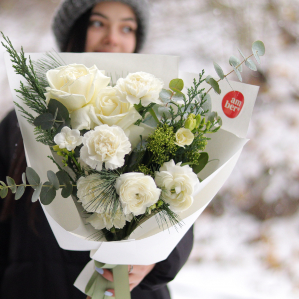 Букет з трояндами, ранункулюсами, фрезією та гілочками хвої BOUQUET 216