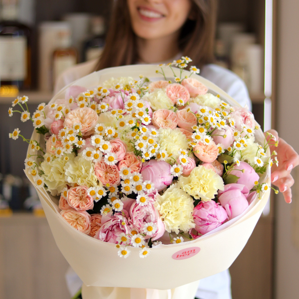 Букет з піоновидними трояндами, ромашками та діантусами BOUQUET 184 Букет з піоновидними трояндами, ромашками та діантусами