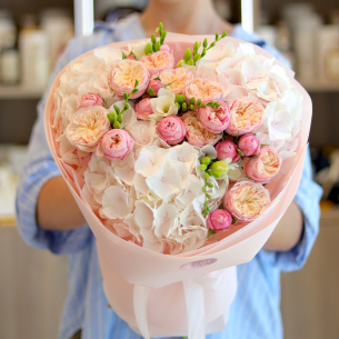 BOUQUET 77 Букет з гортензіями, піоновидними трояндами та фрезією