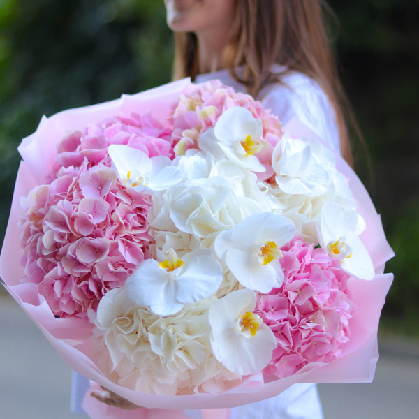 Bouquet with orchids and hydrangeas BOUQUET 207