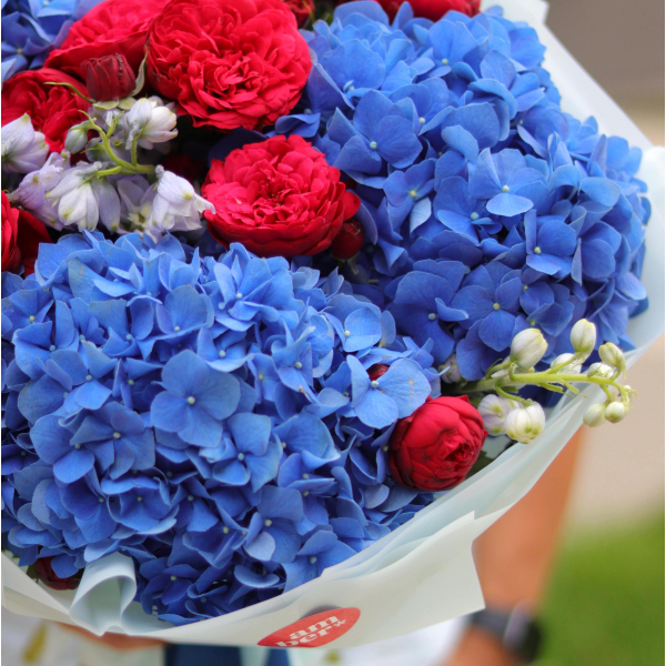 Букет з гортензіями, дельфініумом та піоновидними трояндами Red Piano BOUQUET 206