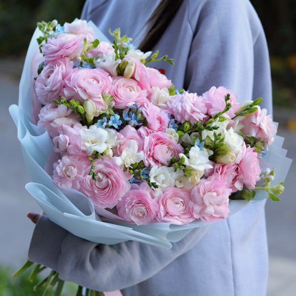 Bouquet of ranunculus, freesia and oxypetalum MONO 66