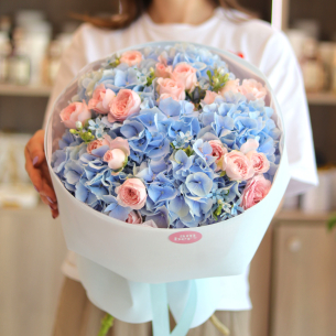 Букет з піоновидними трояндами, гортензіями та оксипеталумом BOUQUET 213