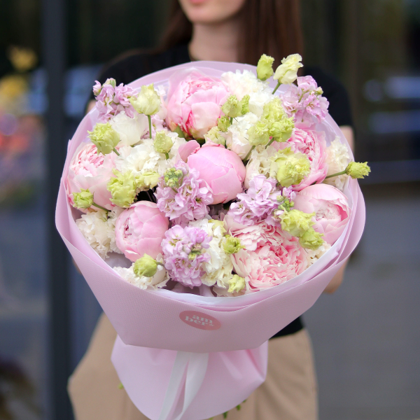 Букет з півоніями, еустомою та матіолою BOUQUET 261 Букет з півоніями, еустомою та матіолою