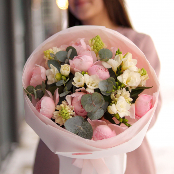 Bouquet with garden roses, freesias and hyacinths BOUQUET 184