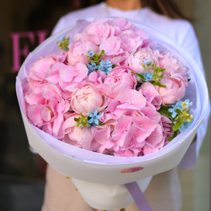 Букет з півоніями, гортензіями та оксипеталумом BOUQUET 109