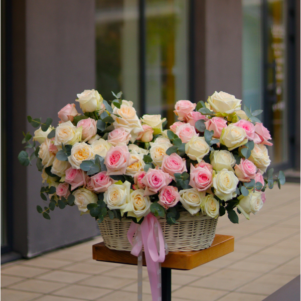 Ніжна композиція у кошику з 101 піоновидної троянди FLOWER BOX 48