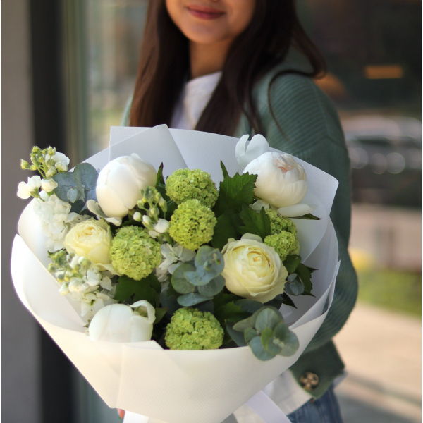 Букет з півоніями, матіолою, піоновидними трояндами та вібурнумом BOUQUET 149