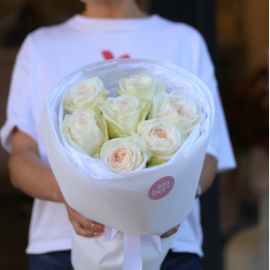 COMPLIMENT 12 A compliment bouquet of peony roses White Ohara