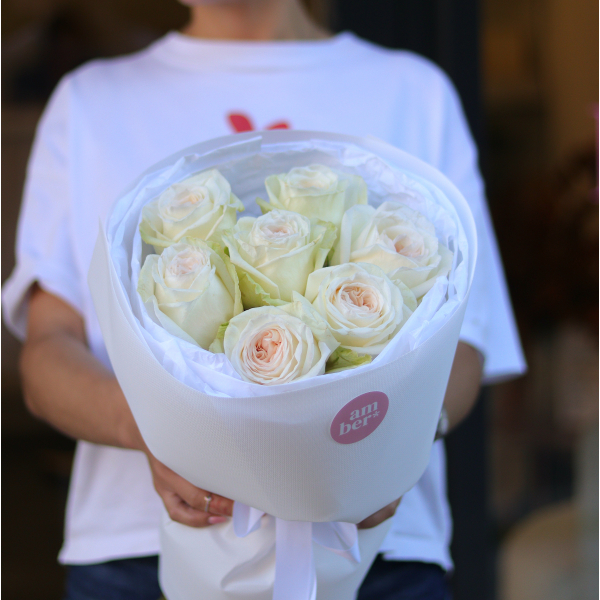 COMPLIMENT 12 A compliment bouquet of peony roses White Ohara