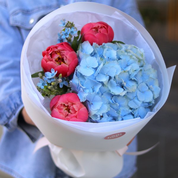 Букет з півоніями, гортензією та оксипеталумом BOUQUET 129