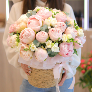 FLOWER BOX 79 Кошик з півоніями та фрезією. На фото 35 шт.