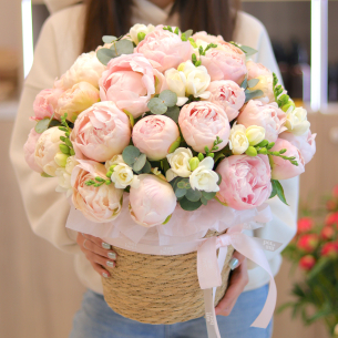 FLOWER BOX 79 Basket with peonies and freesia. In the photo 35 pcs.