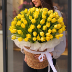 Composition in a basket with 101 tulips FLOWER BOX 52