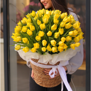 FLOWER BOX 52 Композиція в кошику зі 101 тюльпану