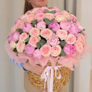 FLOWER BOX 82 Кошик з півоніями та піоновидними трояндами. На фото 71 шт.