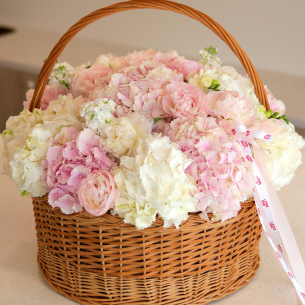 FLOWER BOX 01 Ніжна композиція в кошику з гортензіями, півоніями, фрезіями та матіолою