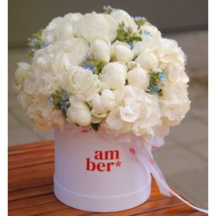 FLOWER BOX 58 Floral arrangement in an L-sized box with hydrangeas, peonies and oxypetalum