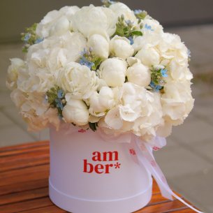 FLOWER BOX 58 Floral arrangement in an L-sized box with hydrangeas, peonies and oxypetalum