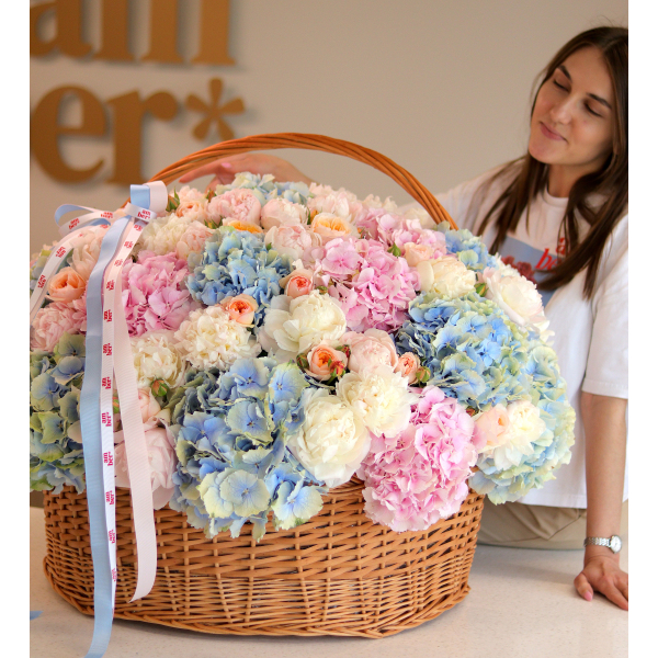 FLOWER BOX 83 Flower arrangement in a basket with hydrangeas, peony roses and peonies