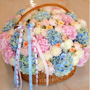 FLOWER BOX 83 Квіткова композиція в кошику з гортензіями, піоновидними трояндами та півоніями