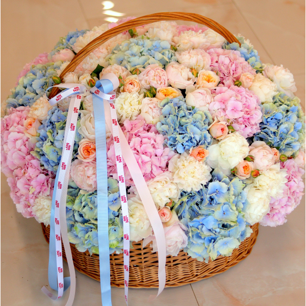 FLOWER BOX 83 Flower arrangement in a basket with hydrangeas, peony roses and peonies