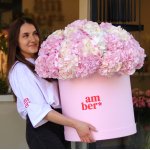 Композиція в коробці з 35 гортензій. На фото розмір XL FLOWER BOX 62