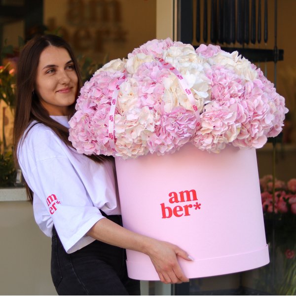 Композиція в коробці з 35 гортензій. На фото розмір XL FLOWER BOX 62