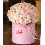 Квіткова композиція з 151 півонії. На фото розмір XL FLOWER BOX 63