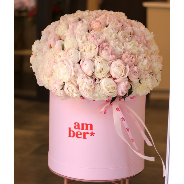 Flower arrangement with 151 peonies. In the photo, size XL FLOWER BOX 63