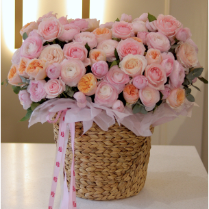 FLOWER BOX 44 Arrangement in a basket with peony roses and ranunculus
