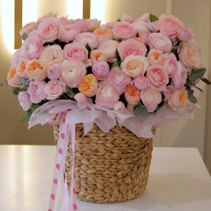 FLOWER BOX 44 Arrangement in a basket with peony roses and ranunculus
