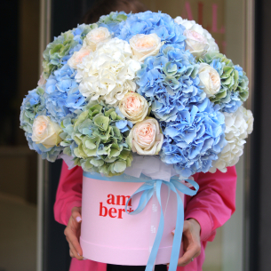 Composition with hydrangeas and peony roses FLOWER BOX 25