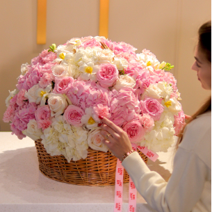 FLOWER BOX 39 Arrangement in a basket with hydrangeas, peony roses, freesia and tulips