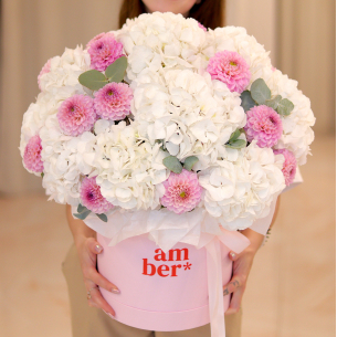 FLOWER BOX 85 Arrangement in a box size L with hydrangeas and dahlias