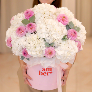 FLOWER BOX 85 Arrangement in a box size L with hydrangeas and dahlias